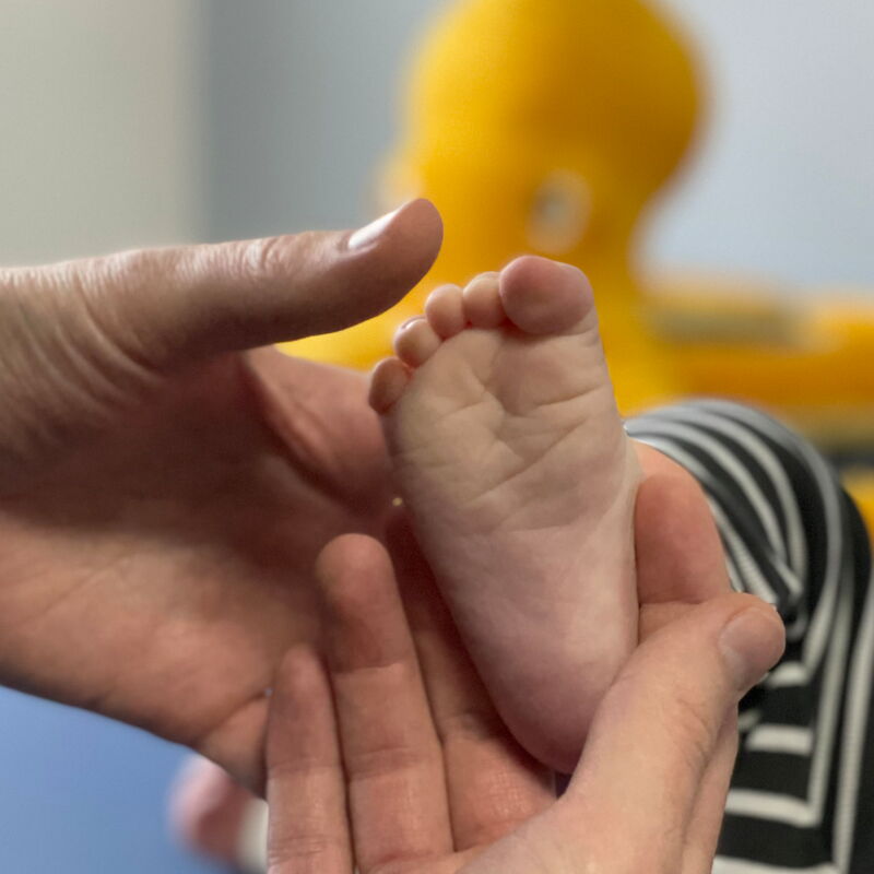 Hände halten Babyfuß