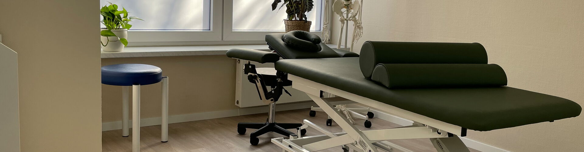 Therapieraum mit Massageliege